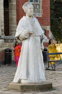 [An image showing Cardinal Wolsey Statue]